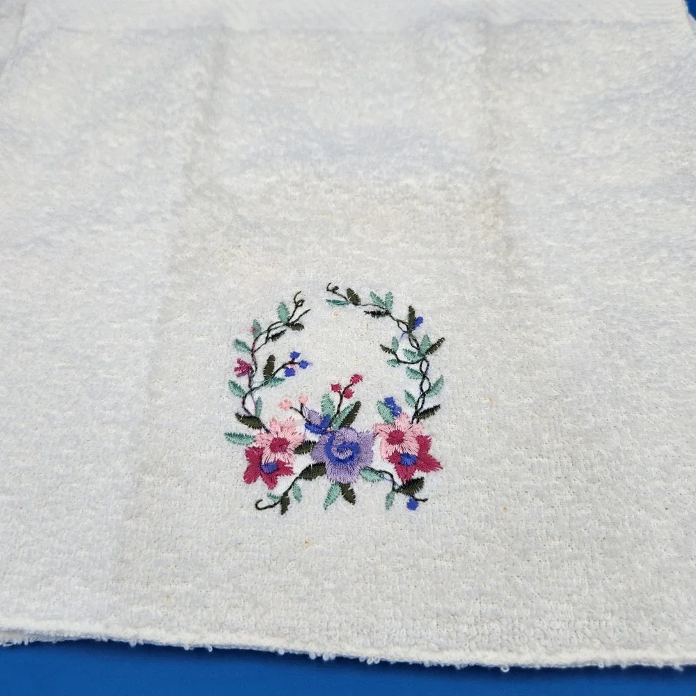 NEW Two Bibb Home Innovations Windsor Terry Crescent Floral Wash Cloths White